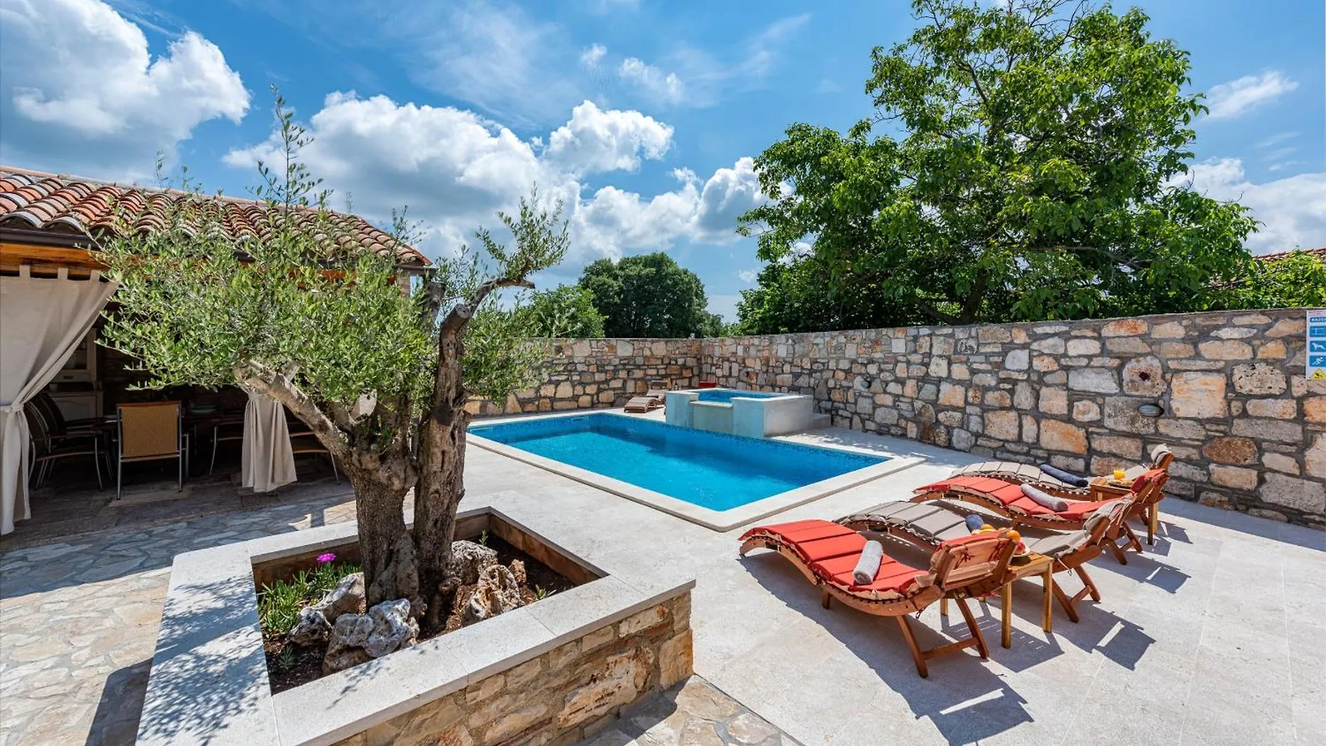 Villa Casa Di Roccia For 8 People In Central Istria - Pet Friendly With Heated Pool & Jacuzzi Marčana