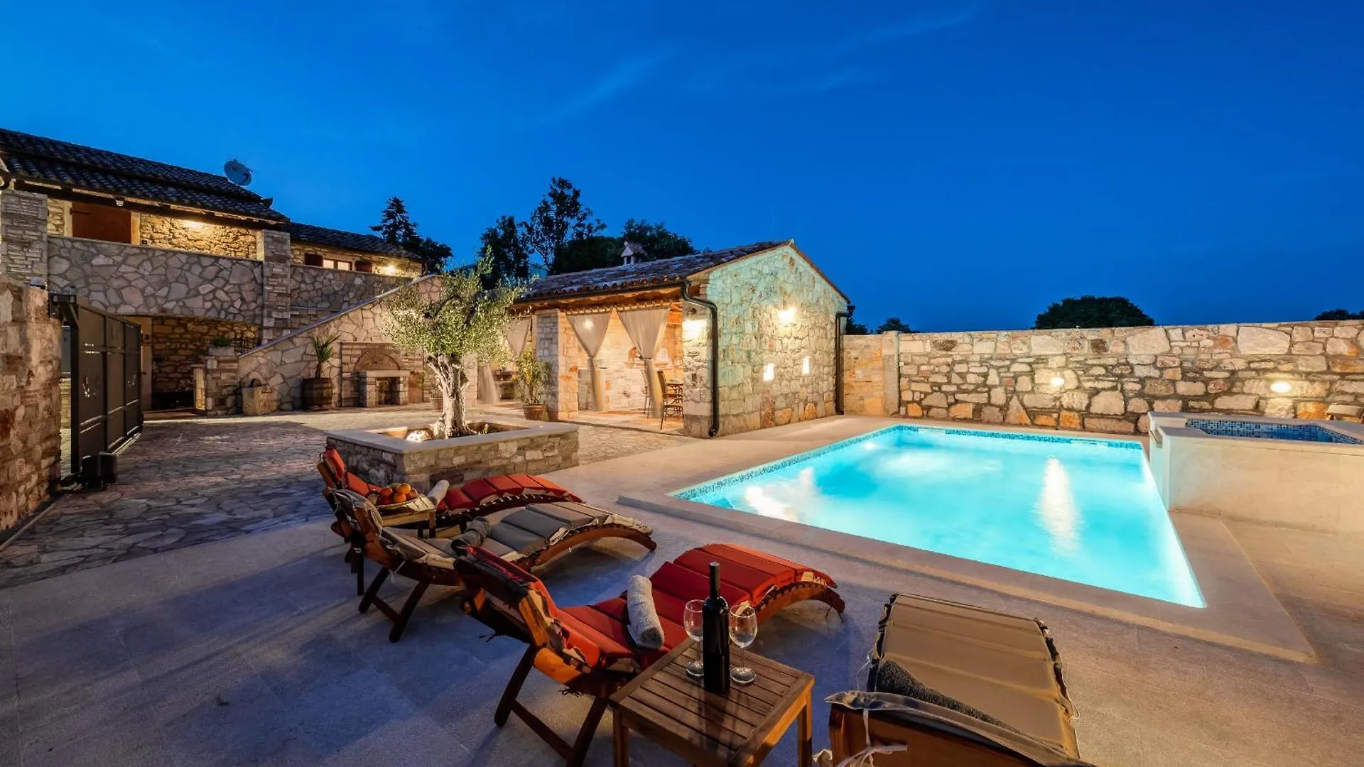 Villa Casa Di Roccia For 8 People In Central Istria - Pet Friendly With Heated Pool & Jacuzzi Marčana